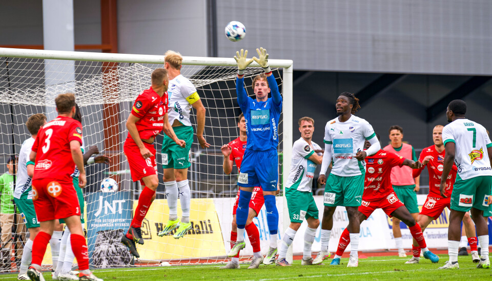 Det var ofta trångt framför målet i söndagens match. Johannes Viitala plockar ner detta inlägg rätt ostörd.