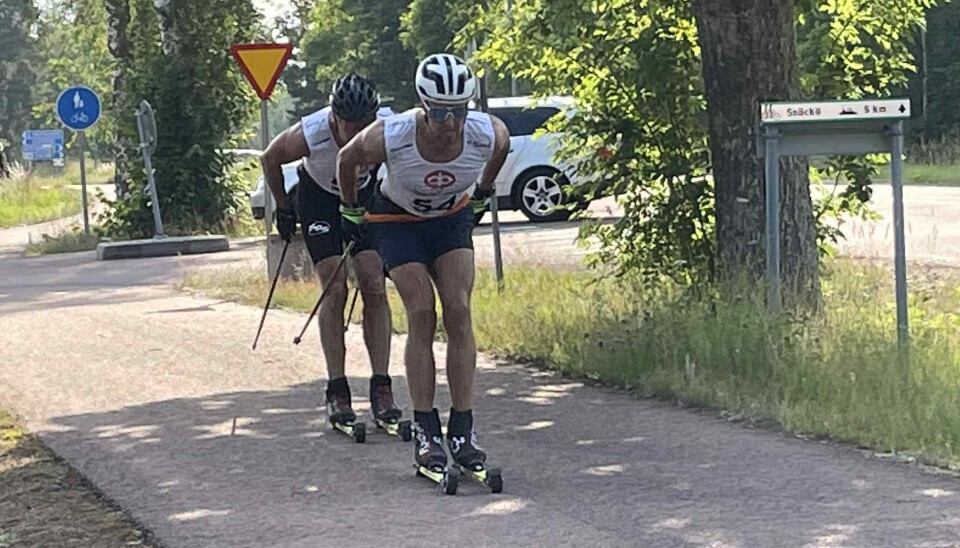 Redan vid första varvningen hade Isac Holmström och Jerry Danielsson fått upp en lucka till det övriga fältet.