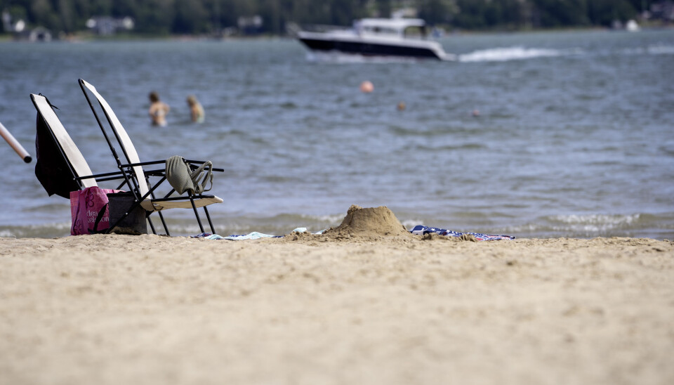 En solig badstrand kan snabbt bli en olycksplats om man inte är uppmärksam.