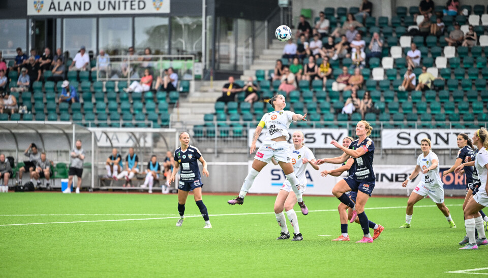 Ett hårt kämpande Åland United lyckades hålla undan och vann mot KuPS med 1–0. Målskytten Sara Nordin i mitten av bilden.