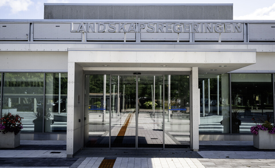 Sparar 250.000 på fyra indragna tjänster