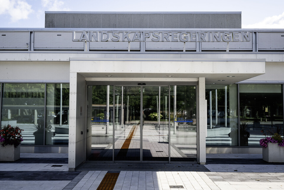 Sparar 250.000 på fyra indragna tjänster