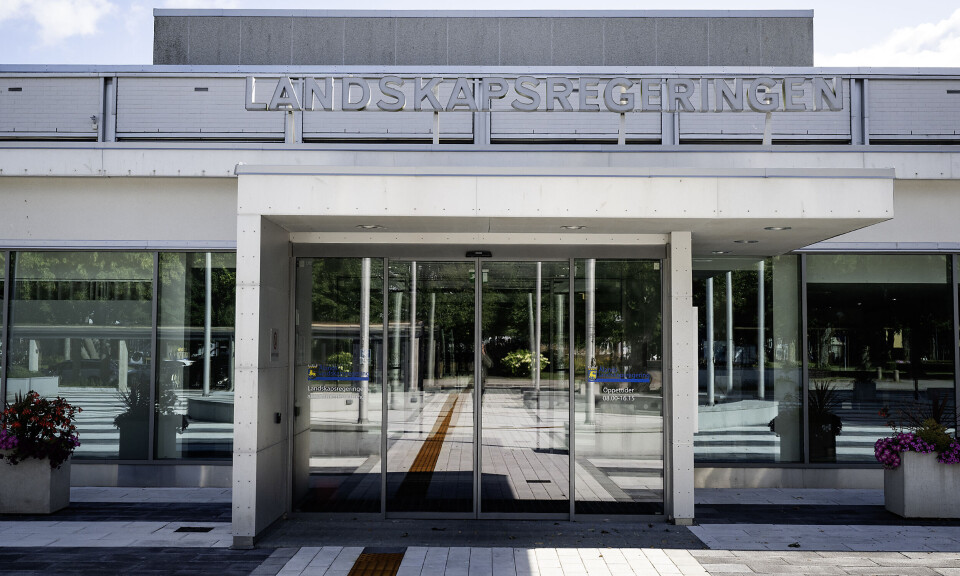 Sparar 250.000 på fyra indragna tjänster