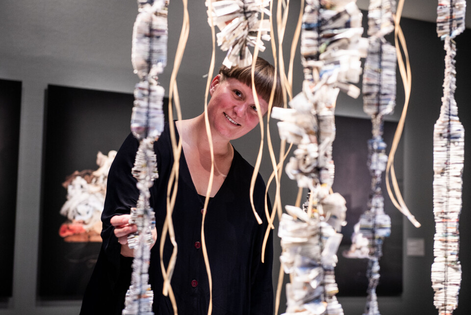 Matilda Karlström har använt sig av bland annat tidningspapper och galgar i den här hängande mobilen.