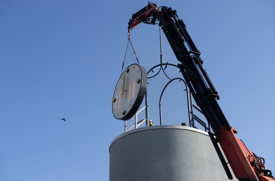 Vindstilla septemberförmiddag. Klockorna väger runt 400 kilo styck, men lyfts med millimeterprecision.