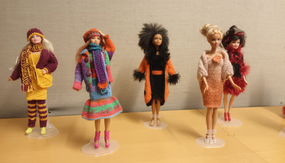 Ann-Irene Dahlgren har designat dockornas kläder själv.