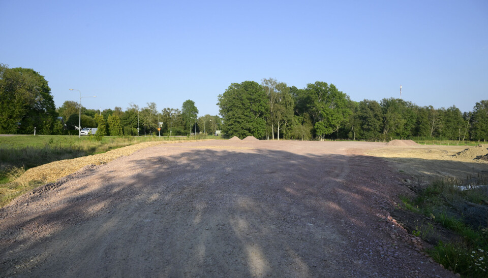 Hit ska både ren och smutsig snö föras från stadens gator med start i vinter. Platsen finns bredvid Rökerirondellen. Till vänster syns Lemlandsvägen.