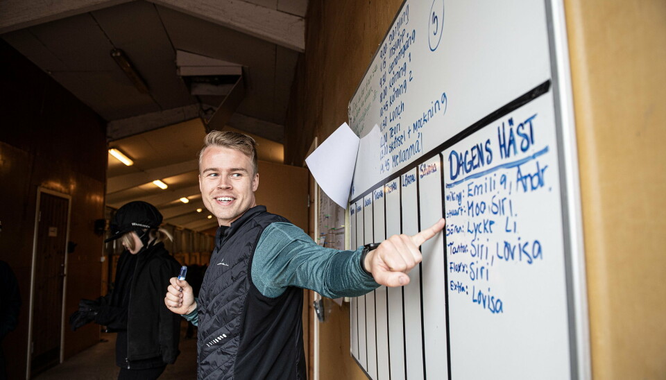 Travtränaren Andreas Söderström sätter sig upp i sadeln för första gången i ett tävlingslopp.