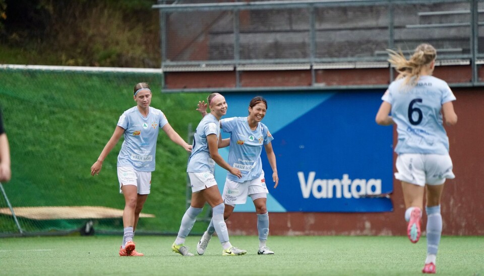 Kartin Kirpu, Tilda Råtts och Haruka Kubota firar ett av målen i Vanda.