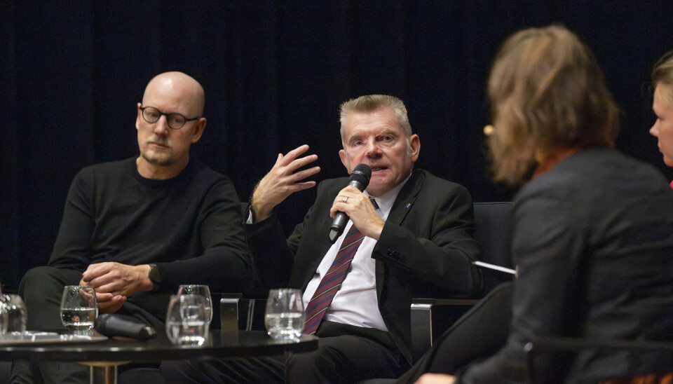 Källkritik kan minska problemet med desinformation på nätet sade forskaren i digital resiliens Carl Heath och generaldirektör Magnus Hjort vid Sveriges myndighet för psykologiskt försvar när landskapsregeringen höll ett demokratiseminarium.