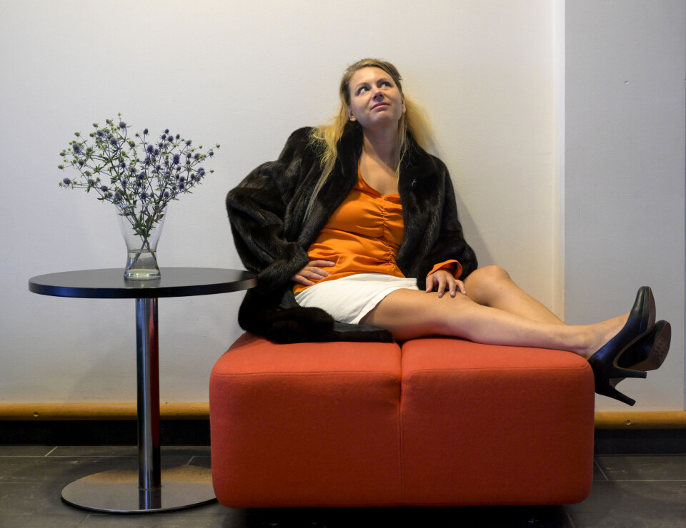 Draperad i moster Lillys förbjudet äkta minkpäls och med högklackade och obekväma skor på fötterna gör rollfiguren Zandra vad hon kan för att känna sig fin i Zandra Lundbergs nya föreställning ”Minns du moster Lillys fötter?” som snart har premiär.